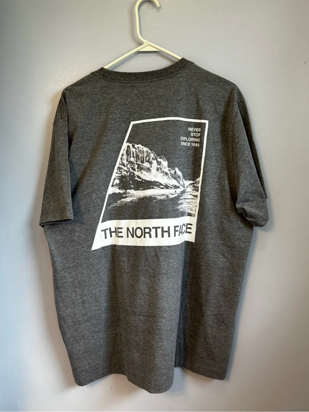 The North Men’s Evolution Short Sleeve Gray Tee Sz XL. NWT